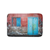 Rode, blauwe en grijze wand, deur en raam badmat (Voorkant)