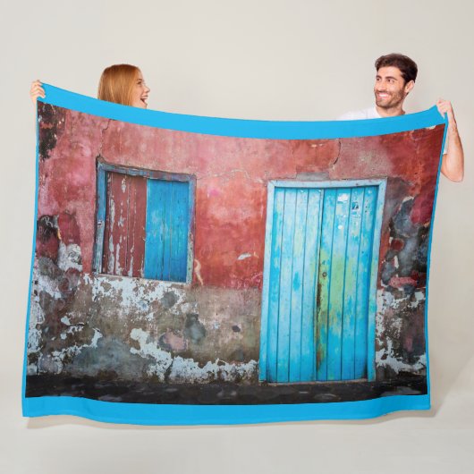 Rode, blauwe en grijze wand, deur en raam fleece deken (In situ)