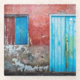 Rode, blauwe en grijze wand, deur en raam glazen onderzetter