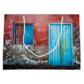 Rode, blauwe en grijze wand, deur en raam groot cadeauzakje (Voorkant)