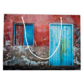 Rode, blauwe en grijze wand, deur en raam groot cadeauzakje (Achterkant)