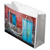 Rode, blauwe en grijze wand, deur en raam groot cadeauzakje (Voorkant Gekanteld)