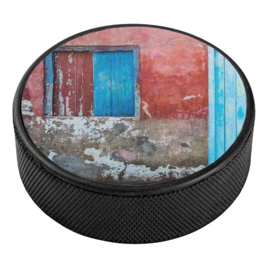 Rode, blauwe en grijze wand, deur en raam hockey puck (3/4)