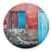 Rode, blauwe en grijze wand, deur en raam keramische knop (Voorkant)