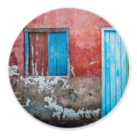Rode, blauwe en grijze wand, deur en raam keramische knop (Voorkant)