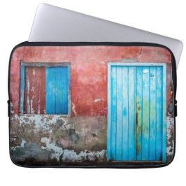Rode, blauwe en grijze wand, deur en raam laptop sleeve
