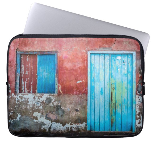 Rode, blauwe en grijze wand, deur en raam laptop sleeve (Voorkant)