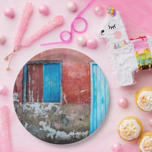 Rode, blauwe en grijze wand, deur en raam papieren bordje (Feest)