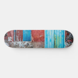 Rode, blauwe en grijze wand, deur en raam persoonlijk skateboard