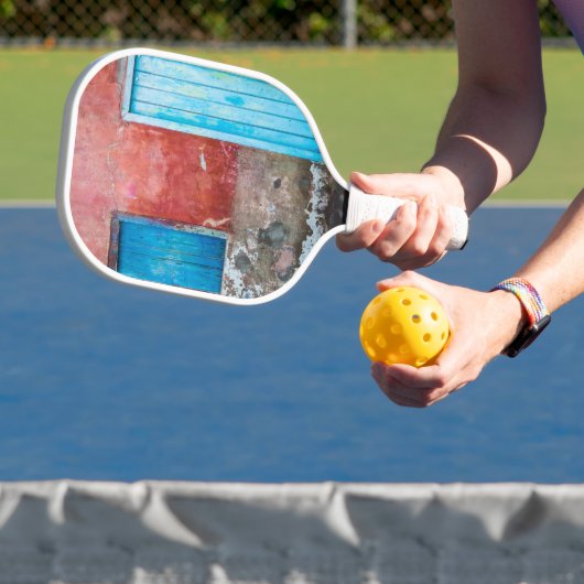 Rode, blauwe en grijze wand, deur en raam pickleball paddle (Insitu)