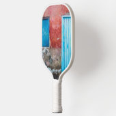Rode, blauwe en grijze wand, deur en raam pickleball paddle (Links)