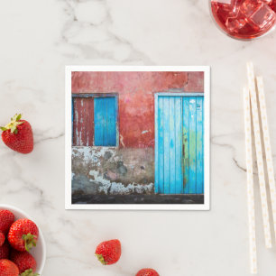 Rode, blauwe en grijze wand, deur en raam servet