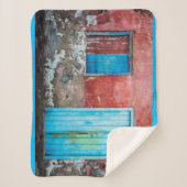 Rode, blauwe en grijze wand, deur en raam sherpa deken (Voorkant)