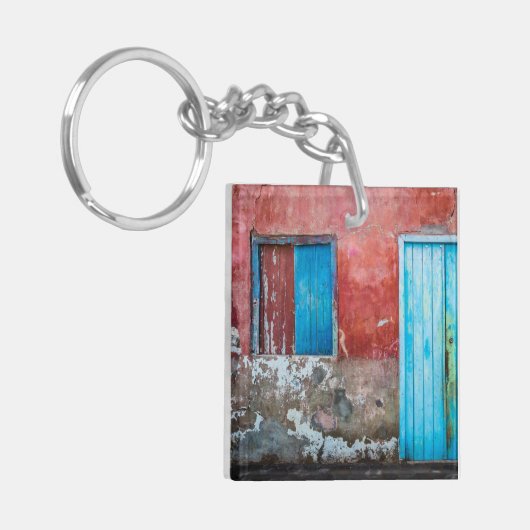 Rode, blauwe en grijze wand, deur en raam sleutelhanger (Voorkant Links)