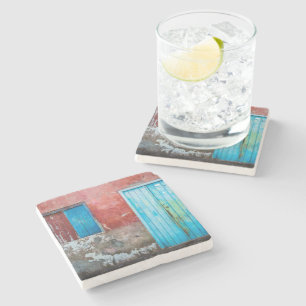 Rode, blauwe en grijze wand, deur en raam stenen onderzetter