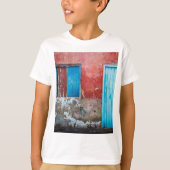 Rode, blauwe en grijze wand, deur en raam t-shirt (Voorkant)