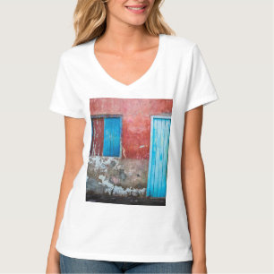 Rode, blauwe en grijze wand, deur en raam t-shirt