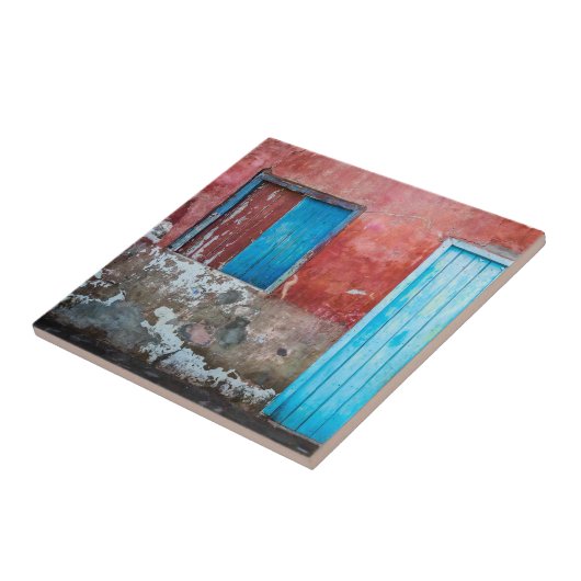 Rode, blauwe en grijze wand, deur en raam tegeltje (Zijkant)