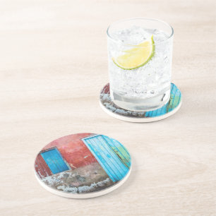 Rode, blauwe en grijze wand, deur en raam zandsteen onderzetter