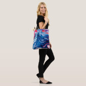 Rode blauwe marmertextuur tote bag (Op model)