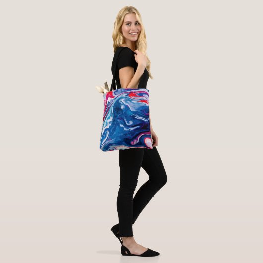 Rode blauwe marmertextuur tote bag (Op model)