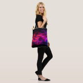 Rode + Blauwe Vlammen op een Ruime Zwarte Tote Bag (Op model)