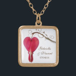 Rode bloeding Heart Flower Wedding Goud Vergulden Ketting<br><div class="desc">Het elegante Ketting van de Rode Bloedbloeding Heart Flower Wedding Pendant maakt een uniek gepersonaliseerd keepasegeschenk voor de bruid of haar bruidsmeisje en haar bruidsfeest. Dit klassieke, bloeiende, nuptiale ketting is voorzien van een felle foto van een bloeiende bloeiende bloeibloem, of dictaat, op de stengel op een witte achtergrond met...</div>
