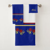 Rode bloem en bladeren blauw monogram bad handdoek (Insitu)