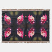 Rode bloem in zonlicht Abstract Deken (Voorkant)