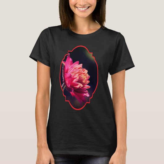 Rode Bloem In Zonlicht T-shirt (Voorkant)