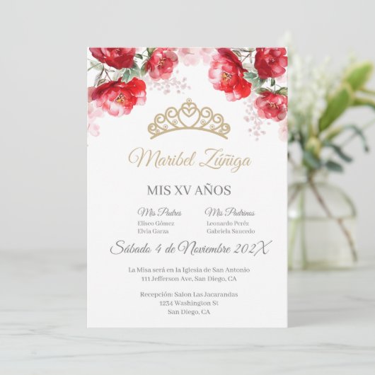 Rode bloem Quinceanera uitnodiging met kroon (Staand voorkant)