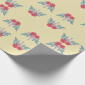 Rode bloemen en groene bladeren op bruin cadeaupapier (Hoek)