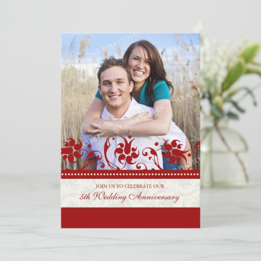 Rode bloemen foto 5e verjaardagsuitnodiging kaart (Staand voorkant)