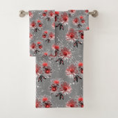 Rode bloemen op grijs bad handdoek (Insitu)