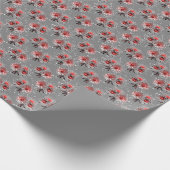 Rode bloemen op grijs cadeaupapier (Hoek)