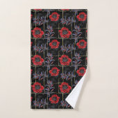 Rode bloemen op zwart. bad handdoek (Handdoek)