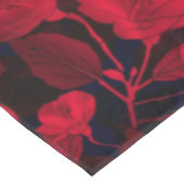 Rode bloemen op zwart tafelkleed (Gekanteld)