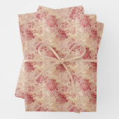 rode bloemen rozen en faux gouden damast inpakpapier vel (In situ)