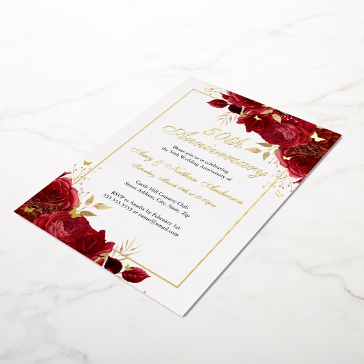 Rode Bloemen Vlinder 50ste bruiloft Jubileum Folie Uitnodiging (Gedraaid)