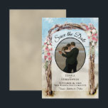 Rode Bloemige Aquarel Strandprieel & Foto Bruiloft Save The Date<br><div class="desc">Deze prachtige save-the-date kaart is perfect voor een bestemminghuwelijk. Het bevat jouw foto in een ovale lijst met een aquarel drijfhout strandprieel versierd met rode en witte bloemen. Er is ruimte voor jullie namen,  de datum en de locatie van de bruiloft.</div>