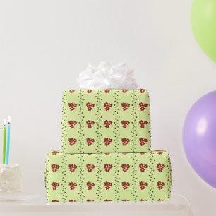 Rode bloemrank patroon op lichtgroen cadeaupapier