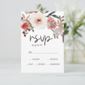 Rode Blush Floral Rozen Wedding RSVP Kaart (Staand voorkant)