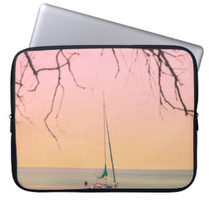 RODE BOAT OP BACH TIJDENS SUNSET LAPTOP SLEEVE
