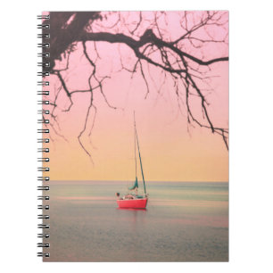 RODE BOAT OP BACH TIJDENS SUNSET NOTITIEBOEK