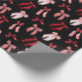 Rode bogen op zwarte achtergrond cadeaupapier (Hoek)