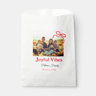 Rode boog vreugdevolle Vibes voeg familienaam foto Bedankzakje