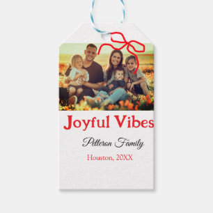Rode boog vreugdevolle Vibes voeg familienaam foto Cadeaulabel