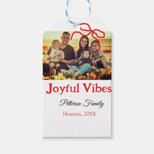 Rode boog vreugdevolle Vibes voeg familienaam foto Cadeaulabel (Voorkant)