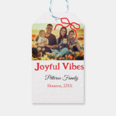 Rode boog vreugdevolle Vibes voeg familienaam foto Cadeaulabel (Achterkant)