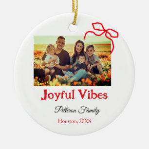 Rode boog vreugdevolle Vibes voeg familienaam foto Keramisch Ornament